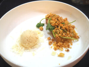 Geitenkaas, rogge-ijs, aardbei, rabarber