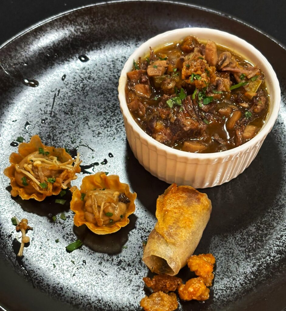 Hertenstoof, tartelette met knolselderij, worstenbroodje