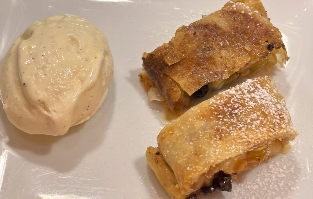 Appelstrudel met vanille-ijs (Cees Holtkamp)
