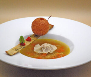 Zoete aardappel-preisoep met platte bosuibroodjes, wonton, gevulde pani puri