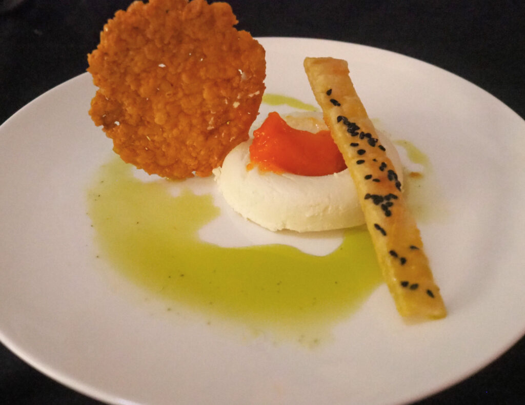 Geitenkaasmousse met paprikagelei