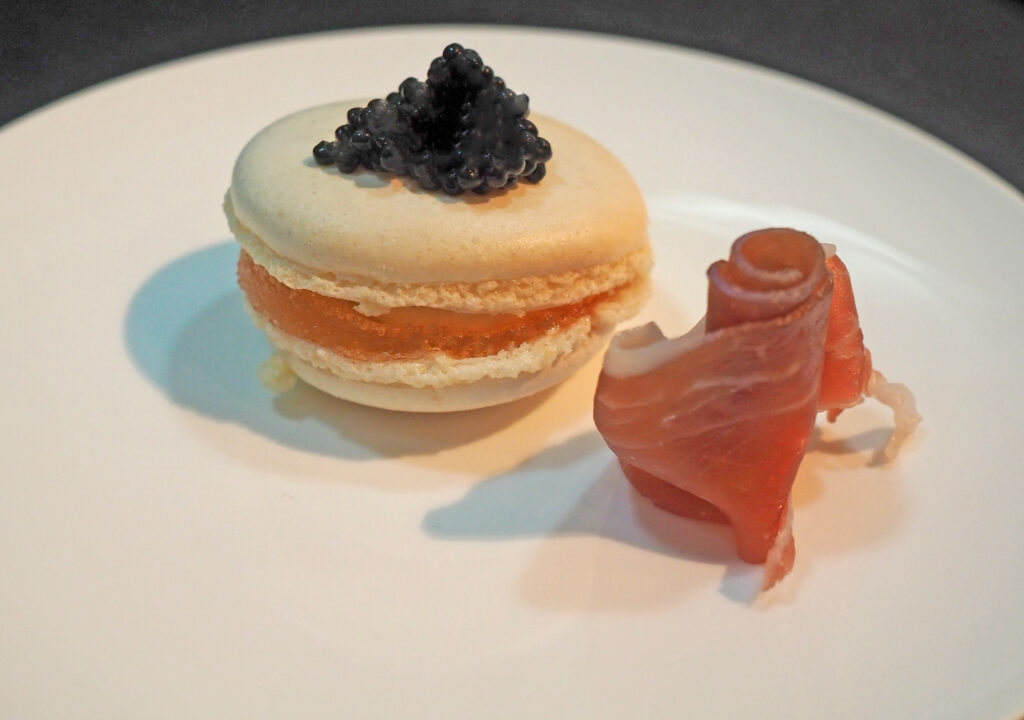 Macaron met Parmaham, meloen en kaviaar