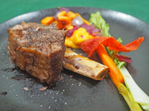 Short Rib, voorjaarsgroenten, bieten- en parmezaancrisp